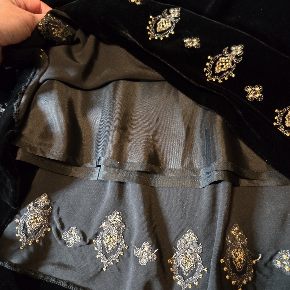 Trousers Etc Black Velvet Skirt With Embroidered Declas On Hem Size 4 - Picture 3 of 7